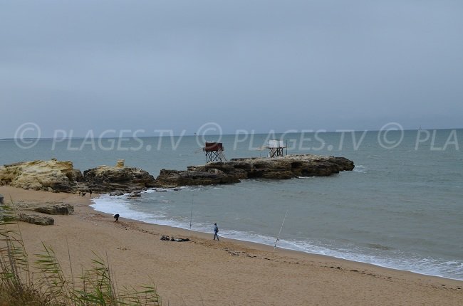 Plage à St Palais sur Mer avec des Carrelets