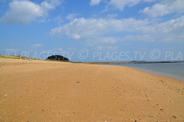 Plage de St Pierre avec vue sur la pointe d'Er Hourél - Locmariaquer