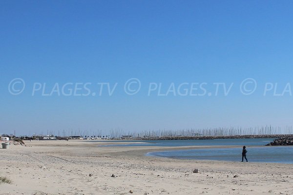 Plage St Pierre de Palavas à Côté du port