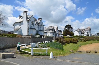 Häuser am Strand in St Quay Portrieux in der Bretagne