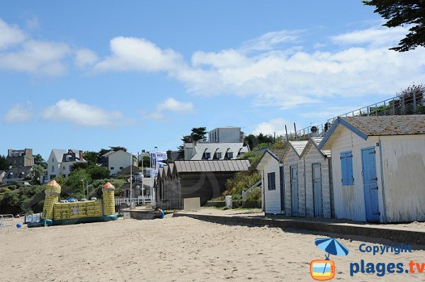 Cabines de bains et jeux pour les enfants sur la plage de Lancieux