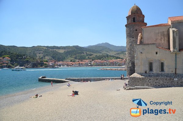 Beach behind the church St-Vincent in Collioure