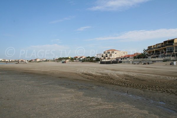 Plage de St Vincent à Agde avec vue sur le Grau d'Agde