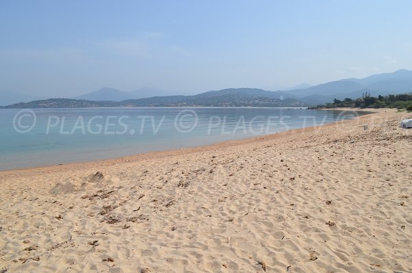 Plage à Pietosella avec vue sur le golfe d'Ajaccio