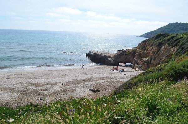 Rochers sur la plage de Stagnoli en Corse