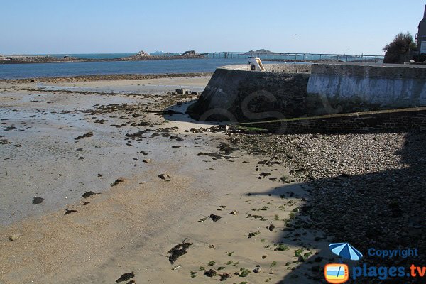 Beach in the center of Roscoff at low tide