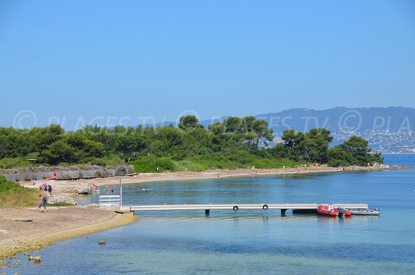 Plage à côté du débarcadère sur l'ile sainte Marguerite