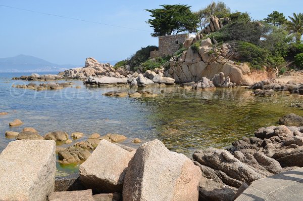 Anse de Ste Barbes avec vue sur la baie d'Ajaccio