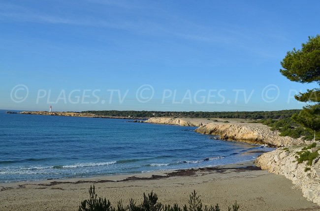 Plage de Ste Croix avec le phare de La Couronne