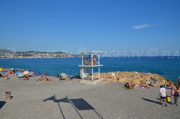 Überwachungsstation am Strand von Ste Hélène in Nizza