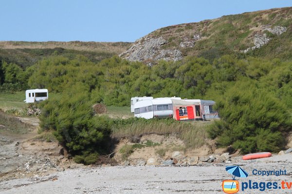 Caravanes sur la plage de Sauzon à Belle Ile