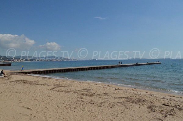 Vue sur la plage de sable sud aviation de la Bocca et sur Cannes