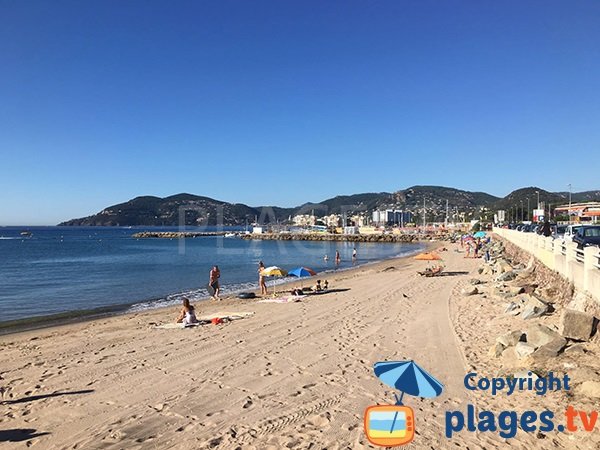 Photo de la plage de Cannes la Bocca à proximité du port de Mandelieu