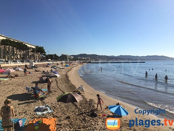 Photo de la plage à proximité de l'aéroport de Mandelieu