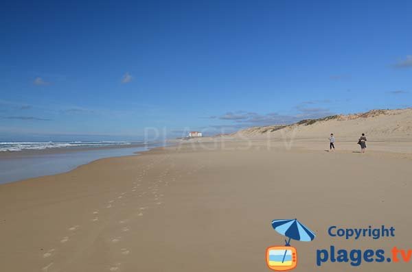 Plage au sud de Biscarrosse avec vue sur le centre ville