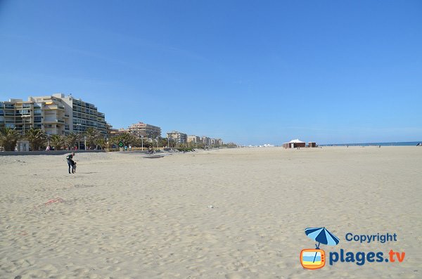 Plage le long de la promenade Charles Trenet au Canet en Roussillon