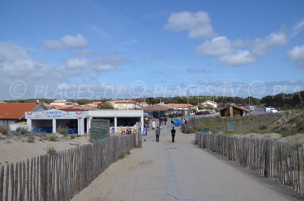 Sentier et commerces à la plage sud de Carcans