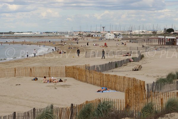 Plage à proximité des marinas de Port Camargue