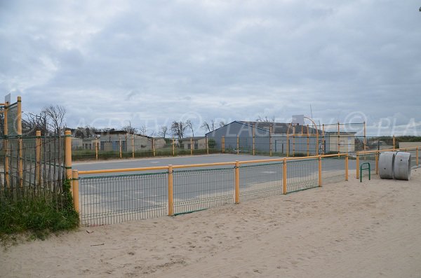 Terrain de basket sur la plage sud de Soulac