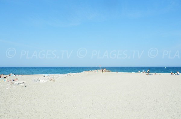 Photo de la plage au sud de Saint Cyprien - zone de camping