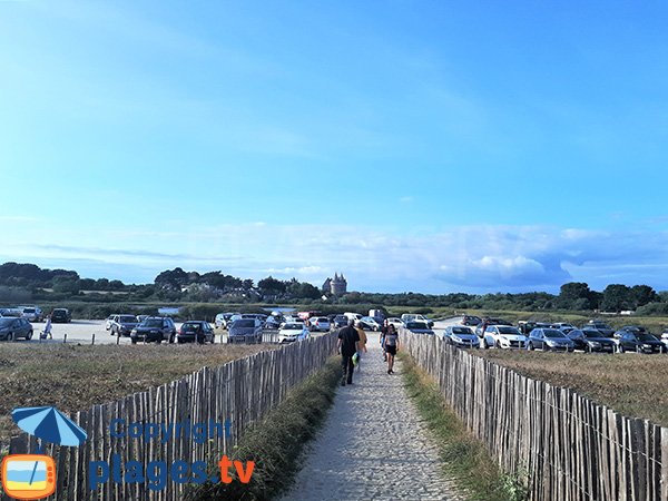 Parking de la plage de Suscinio en été