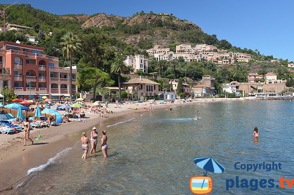 Large sand beach in Theoule sur Mer - Suveret