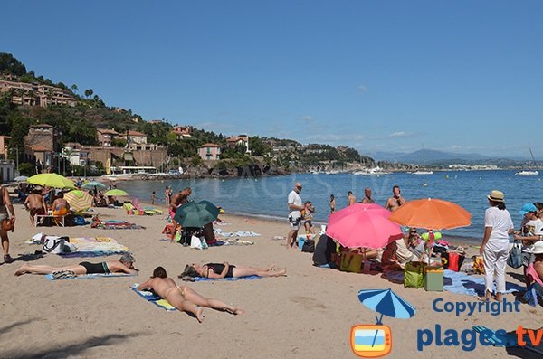 Vue sur Mandelieu depuis la plage du Suveret de Théoule