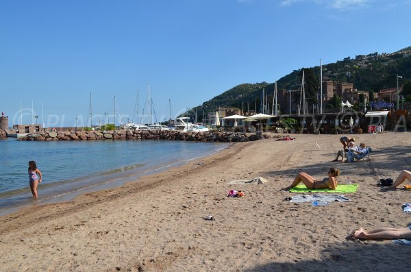 Strand von Théoule sur Mer neben dem Hafen