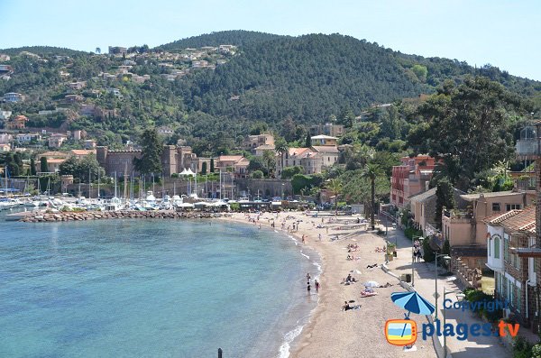 Suveret beach in Théoule sur Mer with the castle