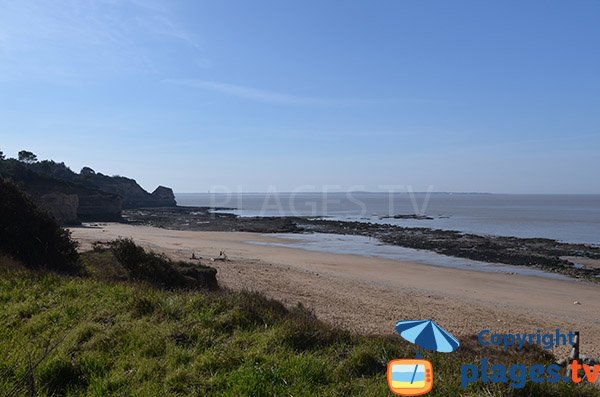 Suzac beach with cliffs  - st georges didonne
