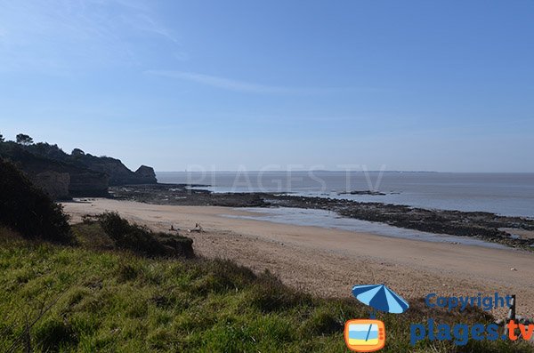 Plage de Suzac avec les falaises - st georges didonne