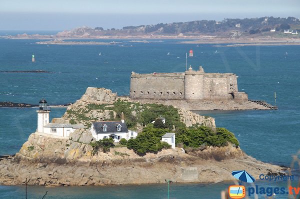 Ile Louet et le chateau du Taureau de Carantec