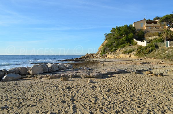 Sandstrand in der Nähe des Hafens von Tamaris in La Couronne