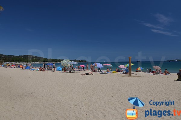 Plage dans le golfe de Saint-Tropez à Grimaud