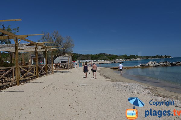 Paillote sur la plage des Tamaris à Port Grimaud