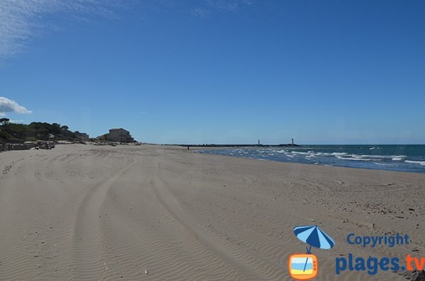 Vue sur l'embouchure de l'Hérault depuis la plage de la tamarissiere