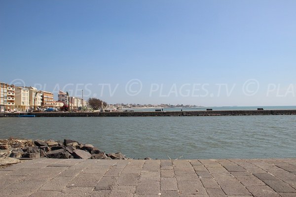 Vue du Grau d'Agde depuis la plage de la Tamarissière