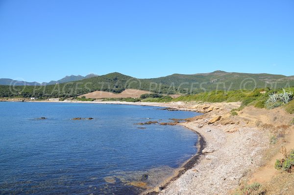 Photo de la plage de Tamarone vue depuis le sentier du littoral