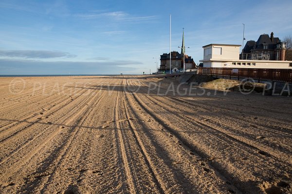 Photo de la plage du Temple en direction du centre-ville d'Houlgate