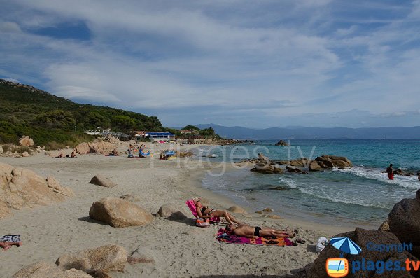 Rochers sur la plage de la Terre Sacrée à Ajaccio