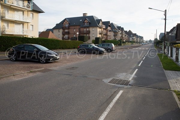 Stationnements au niveau de la plage du centre de thalasso de Cabourg