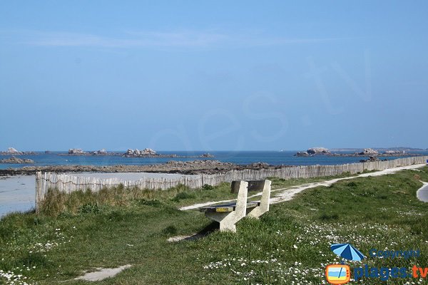 Promenade le long de la plage de Santec - Théven