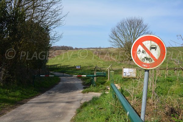 Barrière sur le chemin de la plage du Tilleul