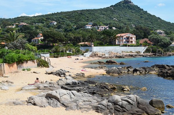 Rochers sur la plage de Tiuccia en Corse