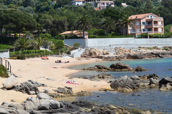 Photo des rochers sur la plage de Tiuccia