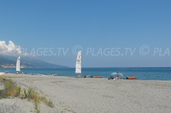 Centro Vela sulla spiaggia di Tombulu Biancu a Furiani - Lido di Marana