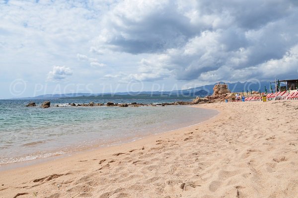 Restaurant et location de matelas sur la plage de Tonnara