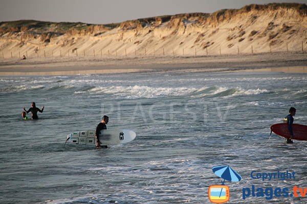 Surf sur la plage de la Torche en Bretagne