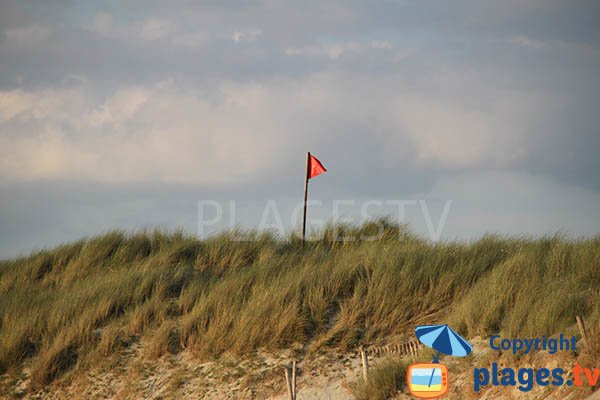 Drapeau rouge sur la plage de la Torche