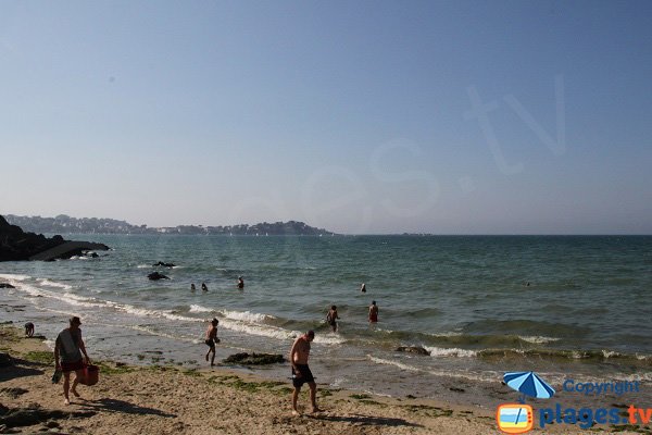 Baignade dans les criques le long de la route de la corniche à Plestin-les-Grèves